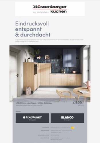 Cover des vProspektes von Stürzenberger: Zu sehen ist eine Holzküche in L-Form unterdessen Foto die Eckdaten dieser Küche aufgeführt sind.