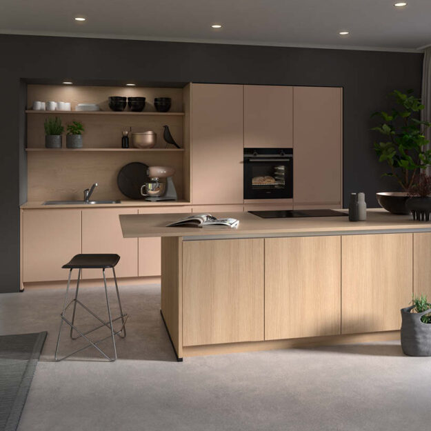 Elegante Bauformat Küche in Beige mit Kücheninsel aus Holz im Küchenstudio Stürzenberger.